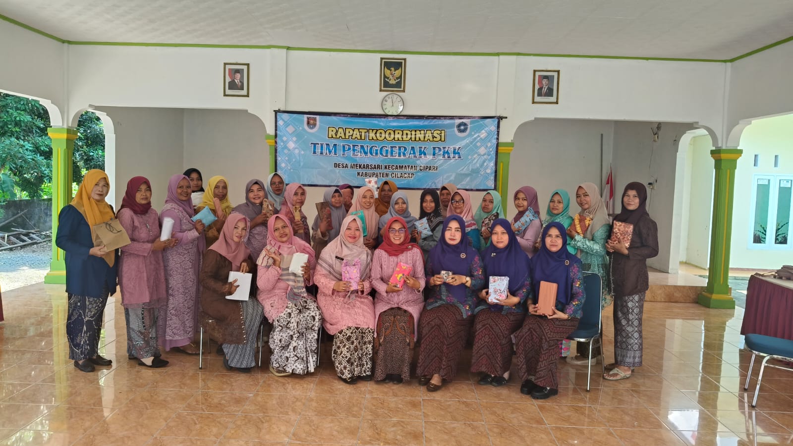 Rapat Koordinasi Tim Penggerak PKK Desa Mekarsari Sekaligus Peringatan Hari Kartini Berlangsung Meriah