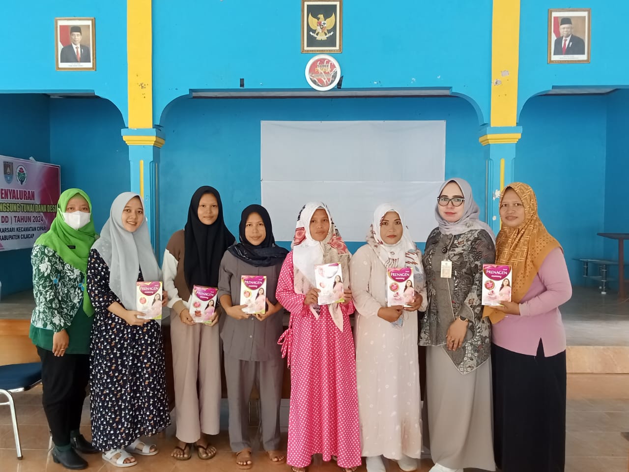 Penyaluran Makanan Tambahan untuk Ibu Hamil di Balai Desa Mekarsari