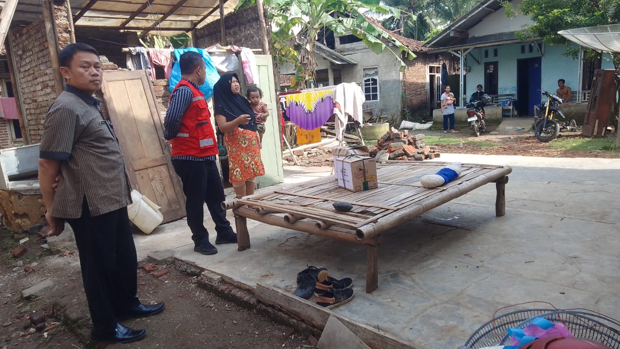 Penyerahan Bantuan dari PMI Kecamatan Cipari untuk Korban Bencana Puting Beliung