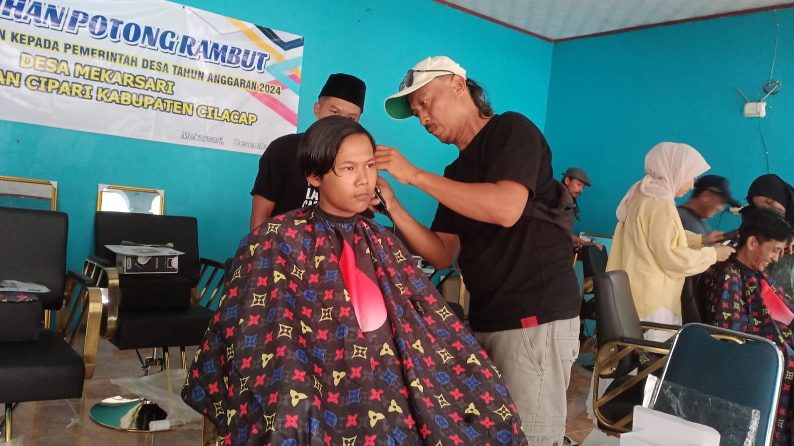 Warga Desa Mekarsari Raih Keterampilan Baru Lewat Pelatihan Potong Rambut